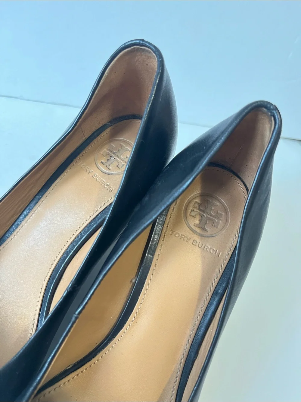 Tory Burch Black Leather logo Gold Emblem Wedge Pumps size 5